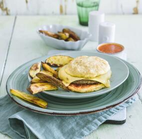 Burger mit Kartoffel-Wedges und Salsa