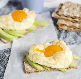Cloud Eggs mit Avocado