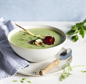 Cremige Kräutersuppe mit Gemüsechips