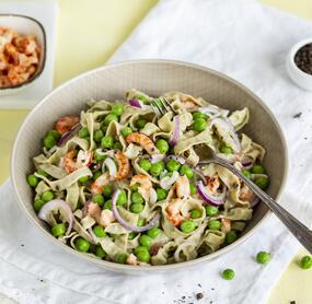 Edamame-Pasta mit Erbsen und Flusskrebsen