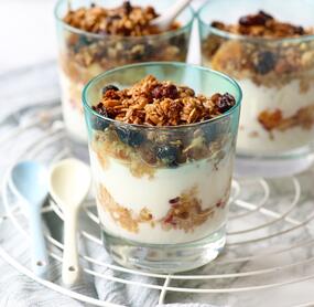 Fruchtjoghurt mit Dinkel-Mandel-Crunch im Glas
