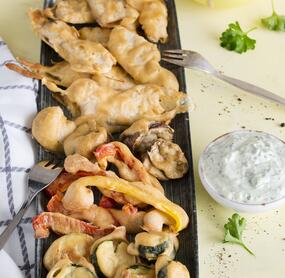 Gebackene Hähnchenbrust und Gemüse im Tempura-Mantel