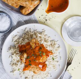 Geflügel-Cevapcici mit Paprikasoße und Vollkornreis