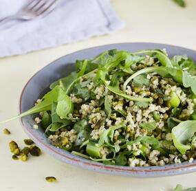Grüner Couscous-Salat mit Rucola und Pistazien