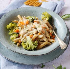 Hähnchen mit Karotten-Brokkoli-Nudeln