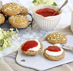 Haferflocken-Scones mit Vanillequark und Beerenmus