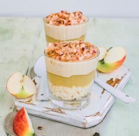 Hirse-Schichtfrühstück mit Apfel