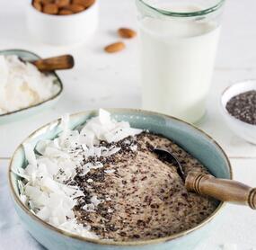 Kokos-Mandel-Porridge mit Samen