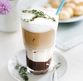 Latte Macchiato mit Zartbitterschokolade und kandiertem Thymian