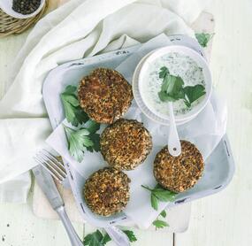 Linsen-Nuss-Bratlinge mit Joghurt-Dip