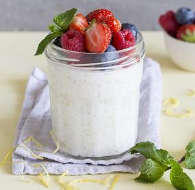 Proteinreicher Milchreis mit Skyr und Beeren