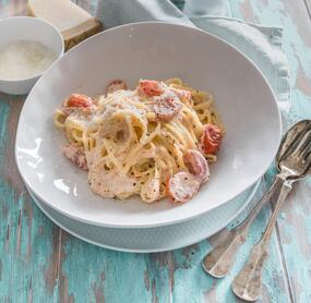 Nudeln mit Lachs in cremiger Tomaten-Sahnesoße