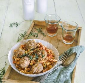 Pasta mit Hackbällchen und Tomatensoße