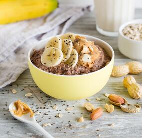 Schokoladige Protein-Overnight-Oats mit Erdbnussbutter