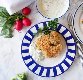 Quinoa-Brokkoli-Gratin mit Käse-Brot-Bröseln und Quarkdip