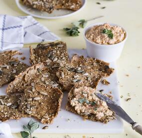 Quinoa-Reis-Knäckebrot mit Tomaten-Hüttenkäse