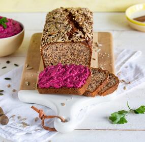 Eiweißbrot mit Rote-Bete-Creme