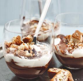 Schichtdessert mit Cantuccinibröseln