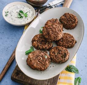 Schwarze-Bohnen-Frikadellen mit Joghurt Minz-Dip
