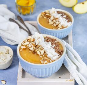 Vitaminreiche Mango-Smoothie-Bowl mit Kokosraspeln