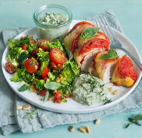 Überbackenes Tomate-Mozzarella-Hähnchen mit Brokkolisalat