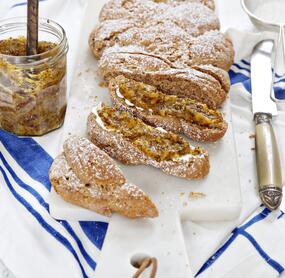 Vollkorn-Hefezopf mit Chia-Fruchtaufstrich