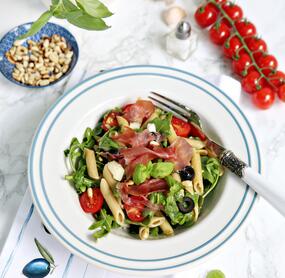 Vollkornnudelsalat mit Schinken und Pinienkernen