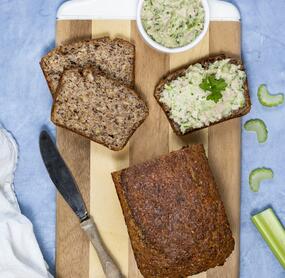 Walnussbrot mit Fleischsalat und Sellerie