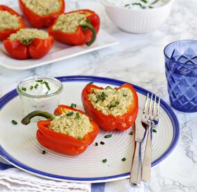 Gefüllte Paprika mit Quinoa und Quark-Dip