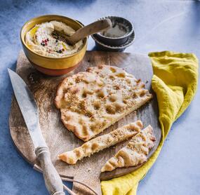 Kichererbsenfladenbrot mit cremigem Hummus