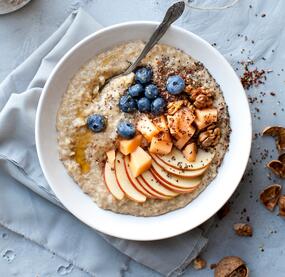 Cremiges Porridge mit Apfel und Heidelbeeren