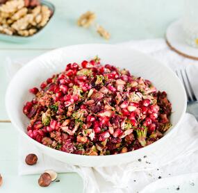 Rote-Bete-Brokkoli-Salat mit Nüssen und Granatapfel