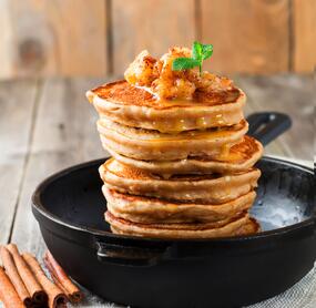 Buchweizen-Pancakes mit Apfel-Zimt-Soße