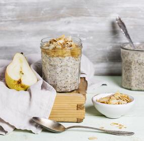 Chia-Mandelmilch-Pudding mit Obstpüree