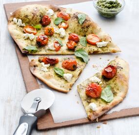 Dünne Pestopizza mit gebackenen Tomaten