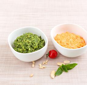 Mandel-Pesto mit Tomaten