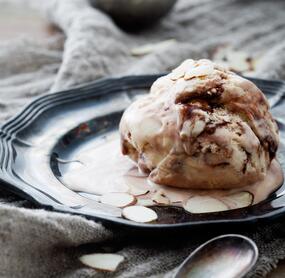 Sahniges Mandel-Schokoladeneis ohne Eismaschine