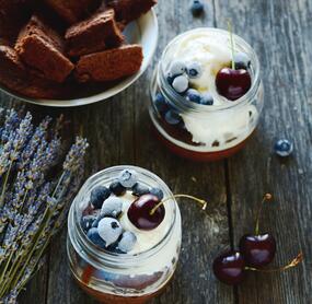 Mascarpone-Eis mit Schokokuchen im Glas