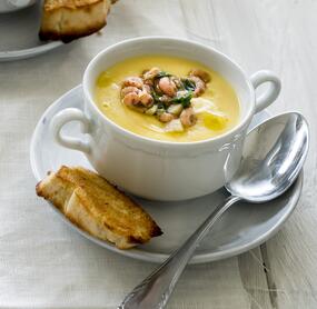 Pastinakensuppe mit Krabben