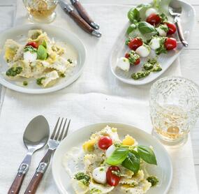 Ravioli mit Spinat und Käsesoße
