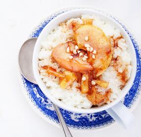 Cremiger Reispudding mit karamellisierten Äpfeln