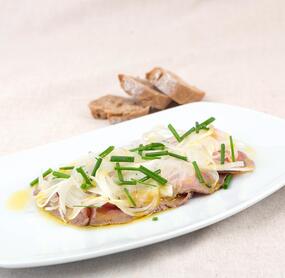 Saures Rindfleisch mit Zwiebeln