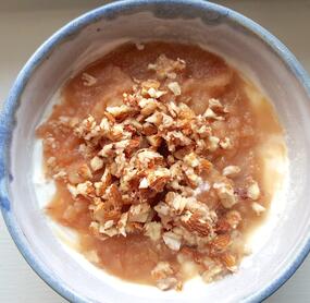 Apfelkompott mit Quark und Mandeln