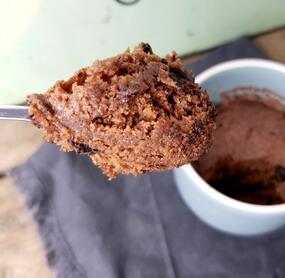 Der SCHOKOLADIGSTE vegane Tassenkuchen in 10 Minuten
