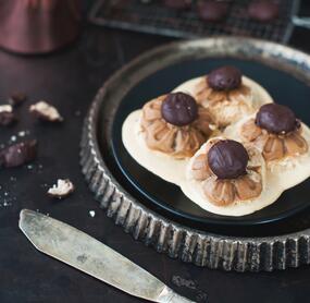 Cremiges Espressosemifreddo mit Schoko-Amarettini