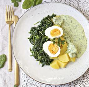 Kartoffeln mit grüner Soße und gekochten Eiern