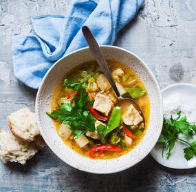 Fischsuppe mit buntem Gemüse
