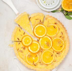 Orangentarte mit Pinienkernen