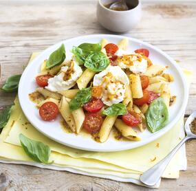 Pastasalat mit Mozzarella und Orangen-Senf-Dressing