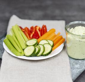 Leicht & lecker: Gemüsesticks mit Quark-Avocado-Dip